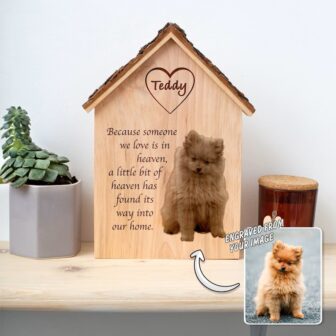 A wooden dog house with a photo of a pomeranian.