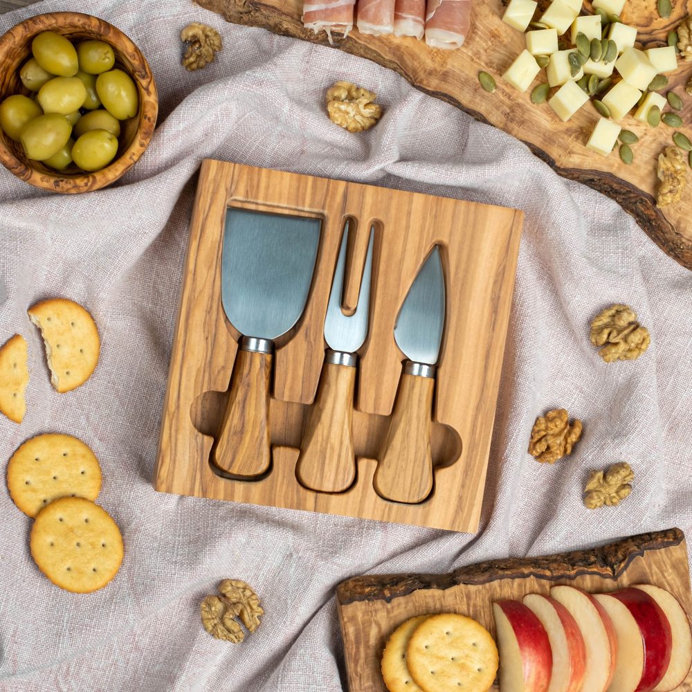 3-piece cheese knife set in an olive wood holder